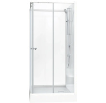 Douchecabine met douchegarnituur en heldere glazen wand