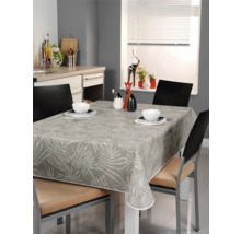 Eettafel met een patroon tafelkleed in een keuken