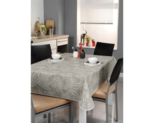 Eettafel met een patroon tafelkleed in een keuken