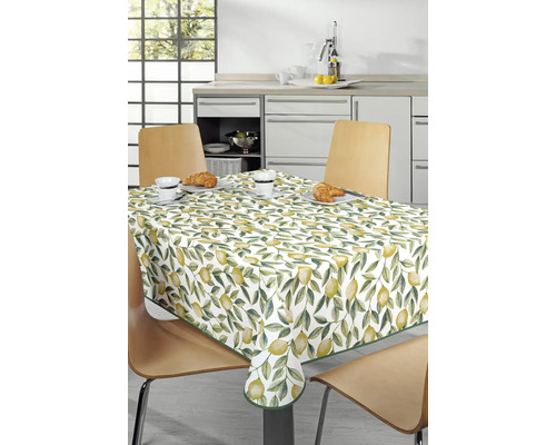 Tafel met een tafelkleed met citroenmotief in een keukenscène