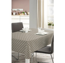 Eettafel met gedessineerd tafelkleed in een lichte kamer