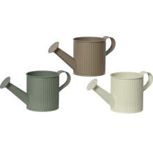 Drie zinken gieters voor de tuin