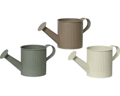 Drie zinken gieters voor de tuin
