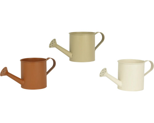 Drie decoratieve metalen gieters