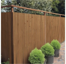 Houten schutting met verticale latten als privacy scherm in de tuin