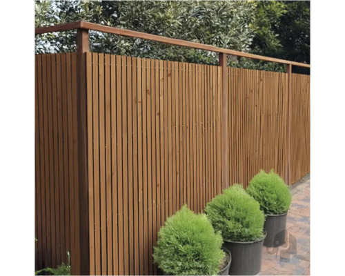 Houten schutting met verticale latten als privacy scherm in de tuin