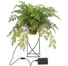 Kunstvaren in pot op metalen standaard met stroomaansluiting