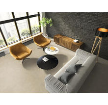 Lichte woonkamer met bank, fauteuils, tafel en decoratie