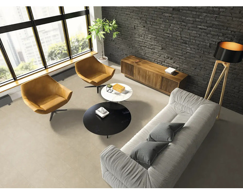 Lichte woonkamer met bank, fauteuils, tafel en decoratie