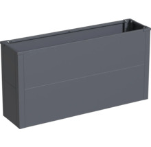 Grijze metalen plantenbak voor de tuin