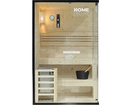 Interieur van een sauna met houten banken, saunakachel, thermometer, hygrometer, zandloper, houten emmer en opscheplepel