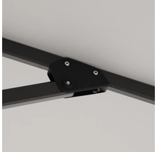 Detailopname van een parasol met zwart frame en bevestigingsmiddelen