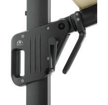 Detail van een parasol met zwengelmechanisme en Doppler logo.