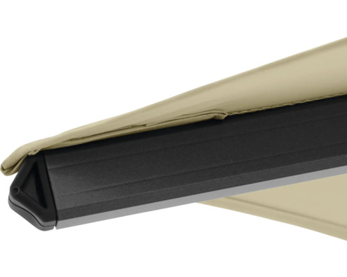 Detailopname van een zonnescherm met zwarte behuizing en beige stof