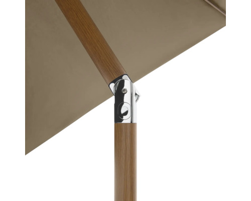 Detailopname van een parasol met houten stok en verbindingsstukken