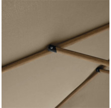 Gedetailleerd beeld van een tuinpaviljoen met houten frame en stoffen dak