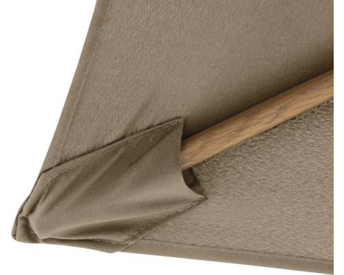 Detailopname van een parasol met houten steel