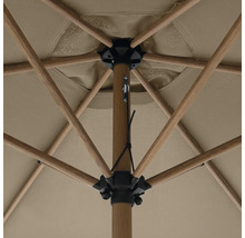 Detailaanzicht van een parasol met houten frame en textielbespanning.