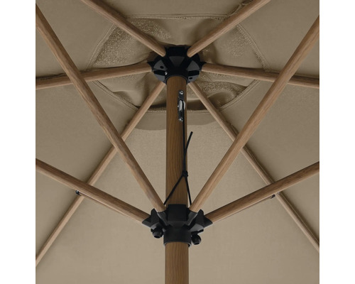 Detailaanzicht van een parasol met houten frame en textielbespanning.