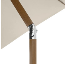 Detail van een parasol met houten paal en metalen verbindingsstuk