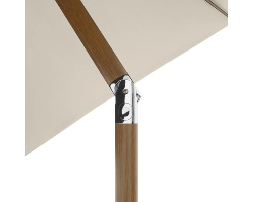 Detail van een parasol met houten paal en metalen verbindingsstuk