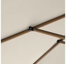 Detailopname van een parasol met houten ribben en stoffen bekleding