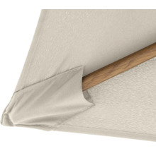 Detailopname van een tuinzonne parasol met houten steel en stoffen bekleding