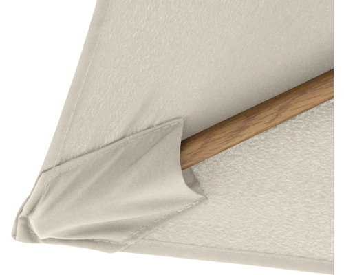 Detailopname van een tuinzonne parasol met houten steel en stoffen bekleding