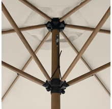 Detailopname van de onderkant van een parasol met houten ribben en middenstok