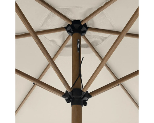 Detailopname van de onderkant van een parasol met houten ribben en middenstok