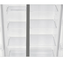 Interieur van een lege koelkast met glazen planken