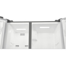 Interieur van een lege koelkast met open deuren