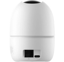 Achteraanzicht van een witte beveiligingscamera met aansluitingen