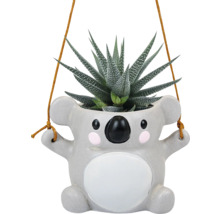 Hangende plantenbak in de vorm van een koala met vetplant