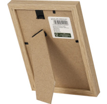 Achterkant van een houten fotolijst met standaard