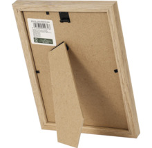 Achterkant van een houten fotolijst met standaard