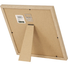 Achterkant van een houten fotolijst met standaard