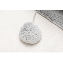 Grijze pluche bal aan een kattenspeeltje