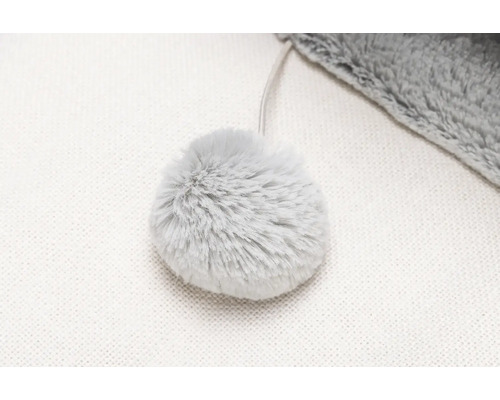 Grijze pluche bal aan een kattenspeeltje