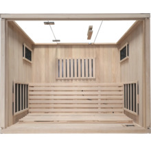 Binnenaanzicht van een houten sauna met banken en ventilatieroosters