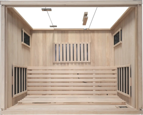 Binnenaanzicht van een houten sauna met banken en ventilatieroosters