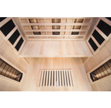 Interieur van een sauna met houten wanden en infraroodstralers