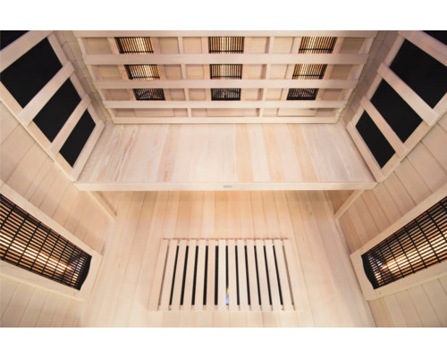 Interieur van een sauna met houten wanden en infraroodstralers