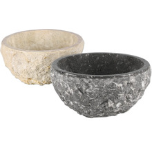 Twee stenen bakken van natuursteen