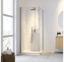 Badkamer met glazen douchecabine en armaturen