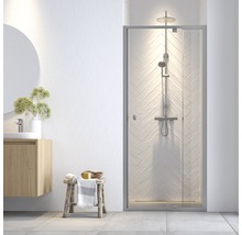 Lichte badkamer met douche, wastafel en kruk