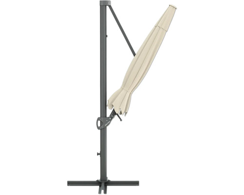 Gesloten beige parasol met grijze standaard