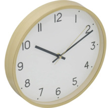 Wandklok met lichte houten lijst en wijzerplaat