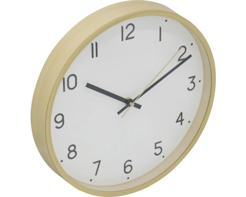 Wandklok met lichte houten lijst en wijzerplaat