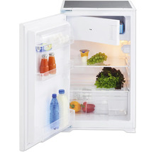 Open, witte koelkast gevuld met voedsel